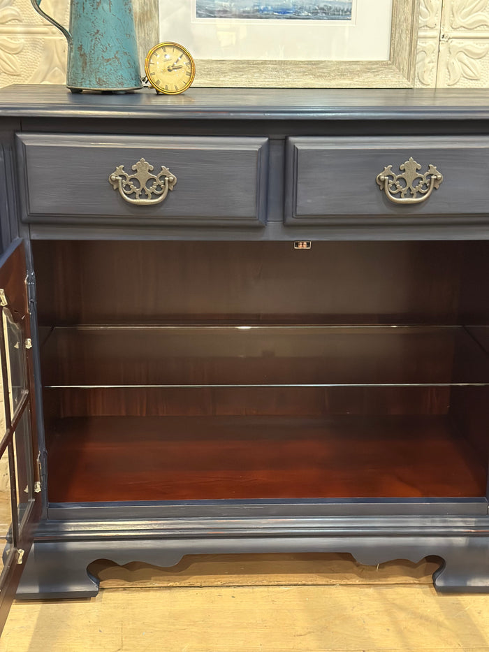 Petite navy server buffet